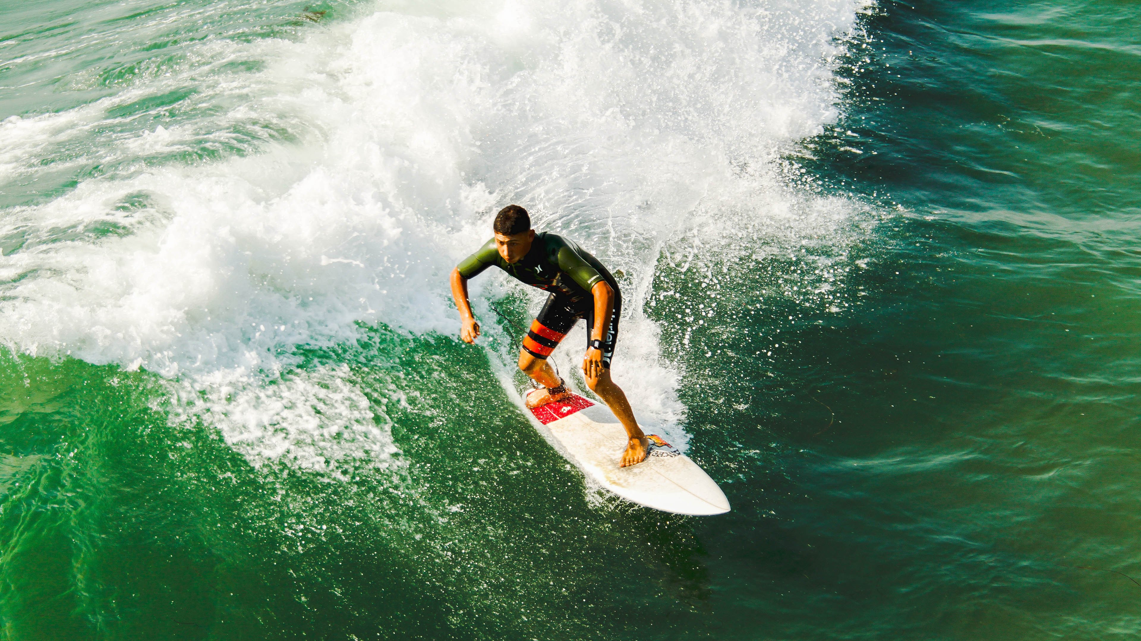 爱游戏体育在线app-巴雷特：全黑队进攻阵型中的关键推动者，精准决策和传球让比赛更具深度